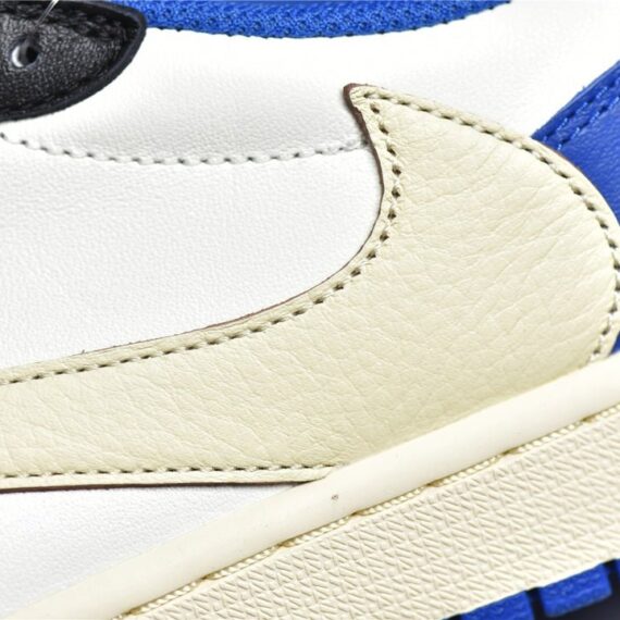 JORDAN 1 LOW x TRAVIS SCOTT FRAGMENT